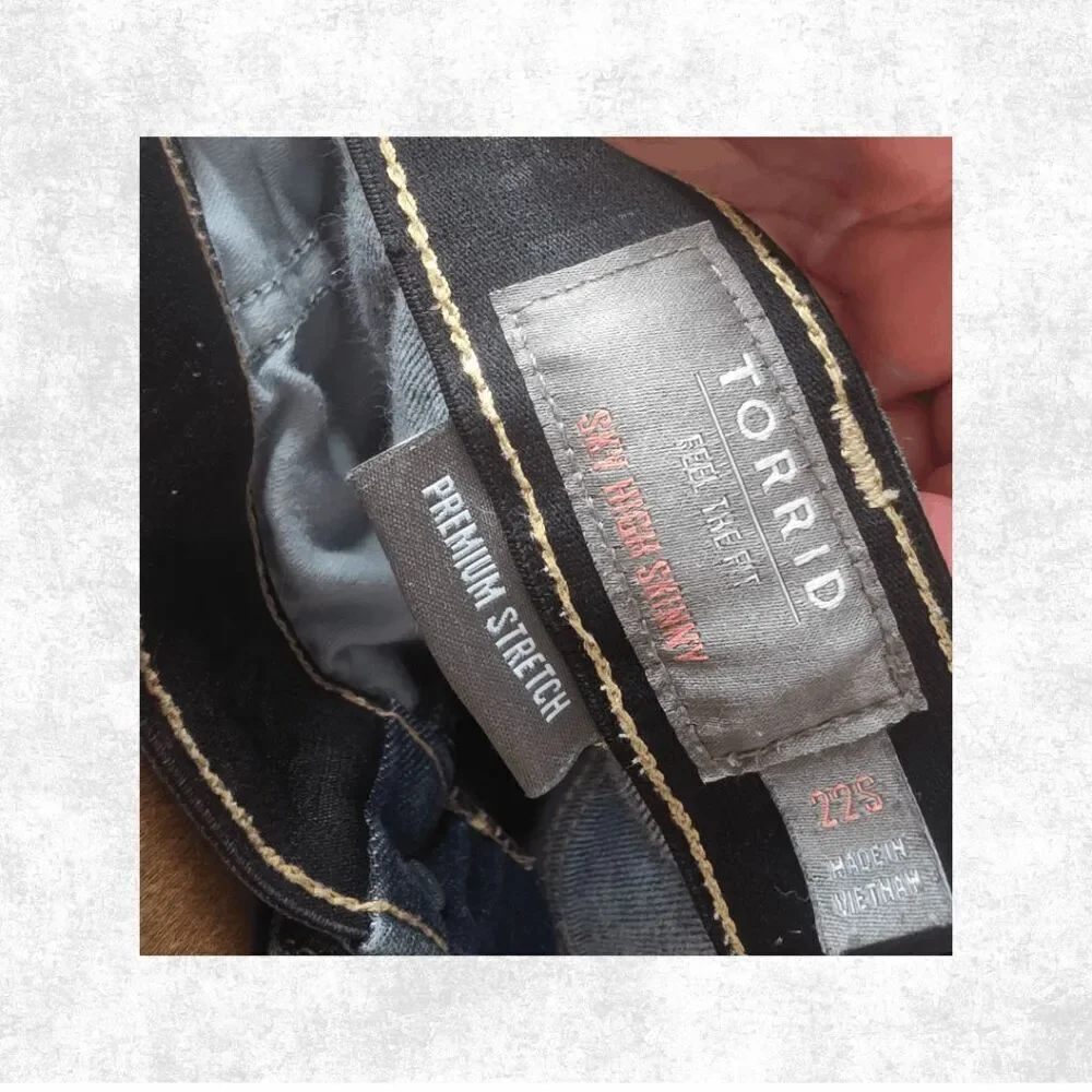 Torrid 22S Premium Stretch Skinny Jeans – Dark Wash Distressed Button Fly Plus S